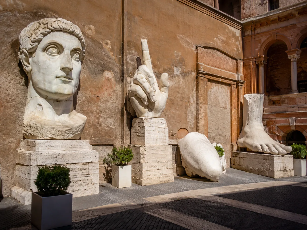 Frammenti del colossale Costantino in marmo nel cortile di Palazzo dei Conservatori